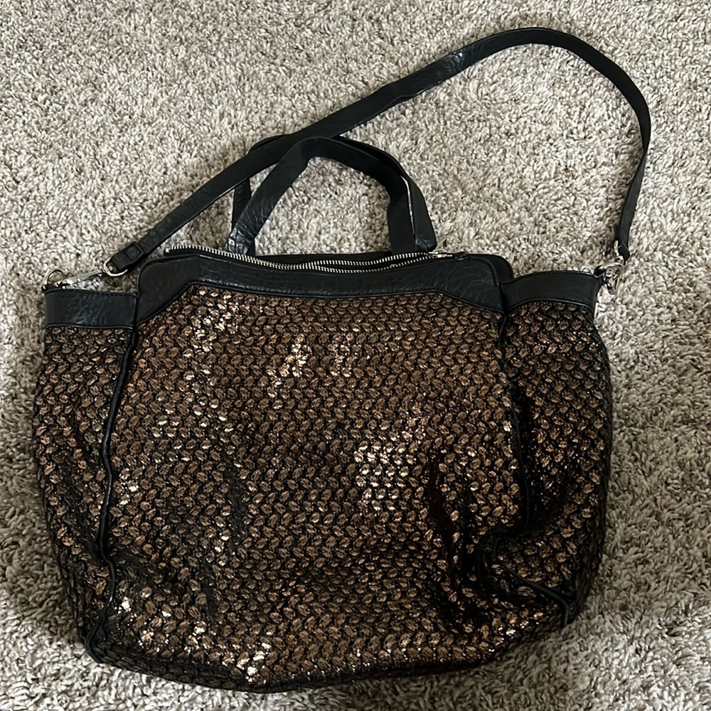 𝗕𝘂𝗻𝗱𝗹𝗲 & 𝗦𝗮𝘃𝗲 𝟱/$𝟮𝟬 Kelsi Dagger gold & black bag